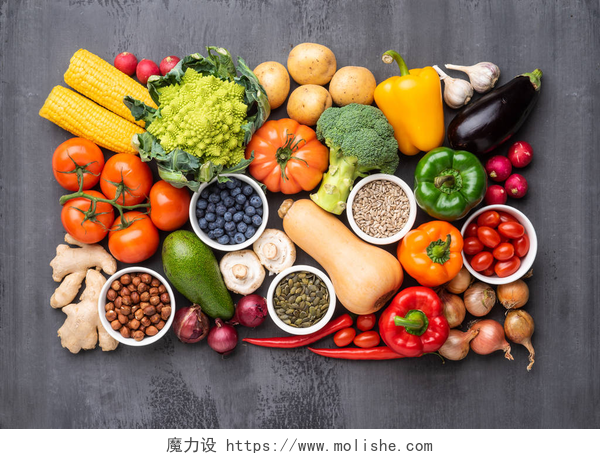 俯拍桌面上摆放的各类蔬菜瓜果健康饮食配料：新鲜蔬菜、水果和超级食品。营养，饮食，素食概念。具体背景